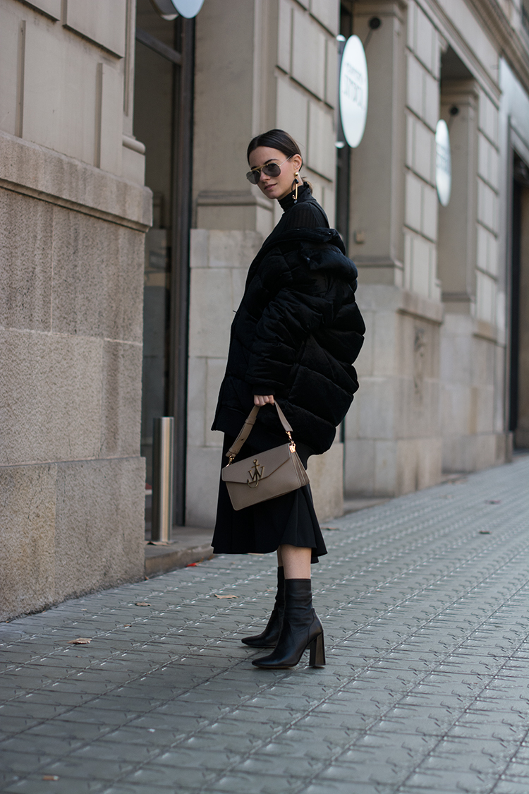 series-noir-fashionvibe-zina-charkoplia The Oversize Puffer Jacket Situation